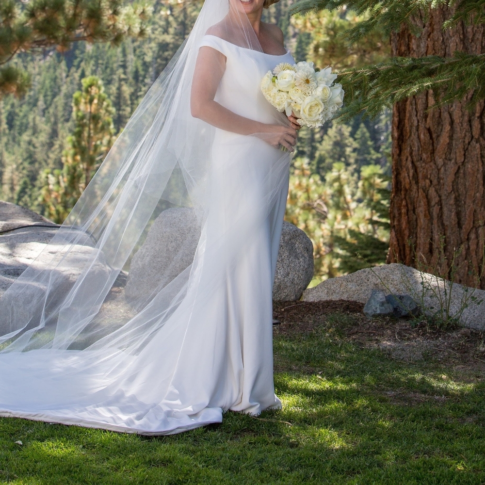 Elegant Off-Shoulder Off-White Bridal Dress From Anthropologie - Veil Included🌻
